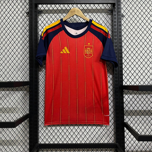 Camiseta roja Selección España Mundial 2026 Adidas con escudo RFEF y detalles dorados