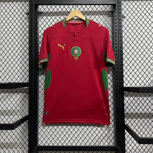 Camiseta oficial Marruecos PUMA 2026-2027 roja con escudo bordado y detalles dorados