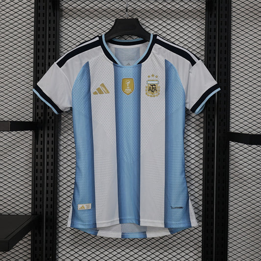 Camiseta oficial Argentina mujer 2026-2027 celeste y blanca con escudo AFA y tres estrellas doradas