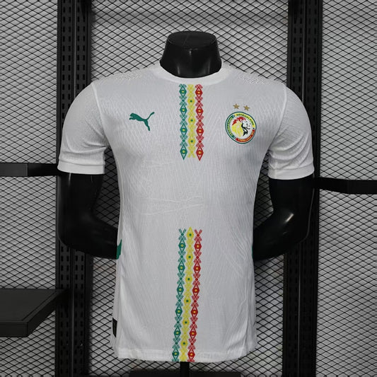Camiseta blanca Senegal Mundial 2026 Puma con diseños geométricos africanos verdes amarillos rojos