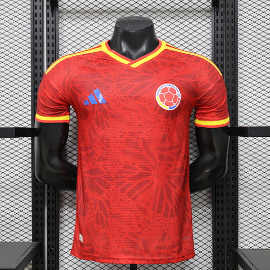 Camiseta roja oficial de la Selección Colombia para el Mundial 2026 con detalles amarillos y escudo bordado Adidas